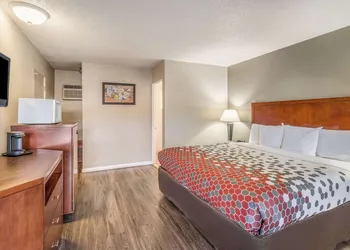Econo Lodge Inn & Suites Yreka hotel thumbnail 4