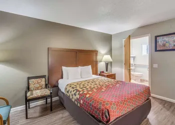 Econo Lodge Inn & Suites Yreka hotel thumbnail 7