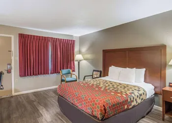 Econo Lodge Inn & Suites Yreka hotel thumbnail 8