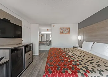 Econo Lodge And Suites Bricktown hotel thumbnail 5