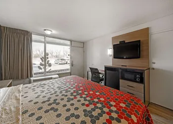 Econo Lodge And Suites Bricktown hotel thumbnail 6