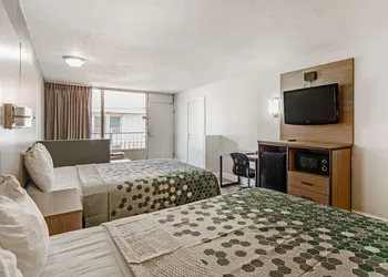 Econo Lodge And Suites Bricktown hotel thumbnail 8