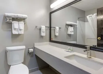 Quality Inn & Suites Lincoln North hotel thumbnail 4