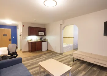 Holiday Inn Express Hotel & Suites Detroit - Utica by IHG hotel thumbnail 3