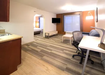 Holiday Inn Express Hotel & Suites Detroit - Utica by IHG hotel thumbnail 8