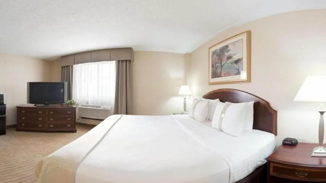 Holiday Inn & Suites Chicago-Carol Stream (Wheaton) by IHG hotel detail image 2