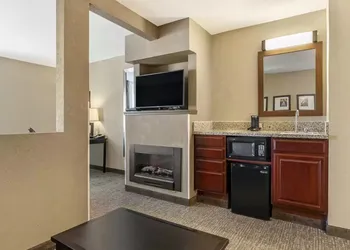 Comfort Inn & Suites hotel thumbnail 5