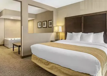 Comfort Inn & Suites hotel thumbnail 6
