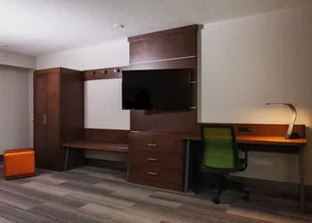 Holiday Inn Express & Suites Atlanta N-Perimeter Mall Area by IHG hotel thumbnail 2