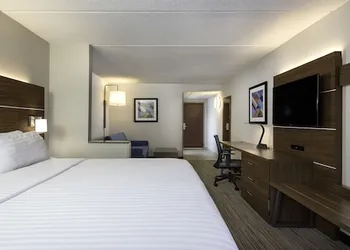 Holiday Inn Express & Suites Charlotte Arpt-Belmont by IHG hotel thumbnail 6