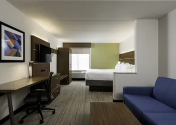 Holiday Inn Express & Suites Charlotte Arpt-Belmont by IHG hotel thumbnail 8