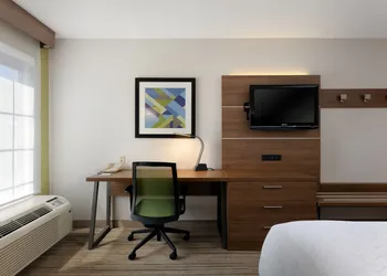 Holiday Inn Express & Suites Milton East I-10 by IHG hotel thumbnail 8