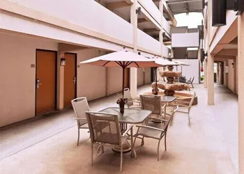 Executive Inn & Suites hotel thumbnail 3