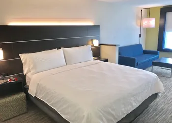 Holiday Inn Express Hotel & Suites Tracy by IHG hotel thumbnail 2