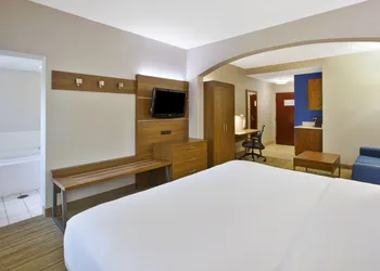 Holiday Inn Express & Suites Milford by IHG hotel thumbnail 4