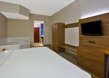 Holiday Inn Express & Suites Milford by IHG hotel thumbnail 6