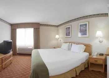 Holiday Inn Express & Suites Wauseon by IHG hotel thumbnail 5