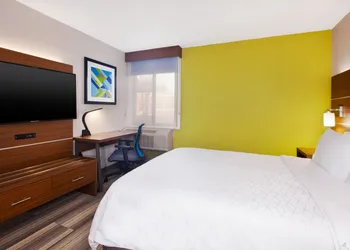 Holiday Inn Express Fairfax - Arlington Boulevard by IHG hotel thumbnail 5