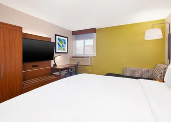 Holiday Inn Express Fairfax - Arlington Boulevard by IHG hotel thumbnail 8