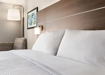 Holiday Inn Express & Suites Oxford by IHG hotel thumbnail 8