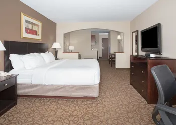 Holiday Inn Express Hotel & Suites Concordia by IHG hotel thumbnail 2
