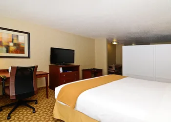 Holiday Inn Express Hotel & Suites Fort Atkinson by IHG hotel thumbnail 2
