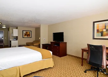 Holiday Inn Express Hotel & Suites Fort Atkinson by IHG hotel thumbnail 3