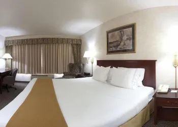 Holiday Inn Express Hotel & Suites Fort Atkinson by IHG hotel thumbnail 4