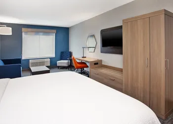 Holiday Inn Express Hotel & Suites Belleville by IHG hotel thumbnail 6