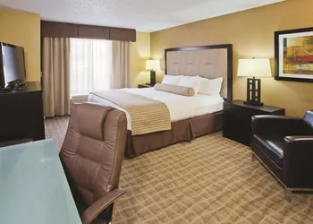 La Quinta Inn & Suites by Wyndham Hot Springs hotel thumbnail 6