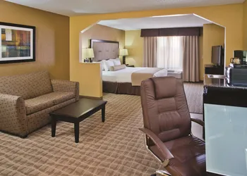 La Quinta Inn & Suites by Wyndham Hot Springs hotel thumbnail 7