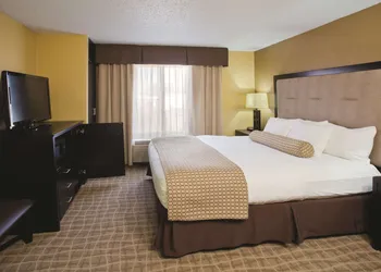 La Quinta Inn & Suites by Wyndham Hot Springs hotel thumbnail 8