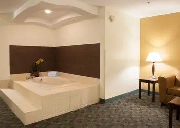 Holiday Inn Express Hotel & Suites Canton by IHG hotel thumbnail 4
