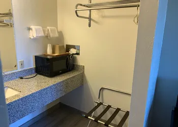 Landmark Inn hotel thumbnail 2