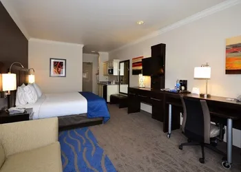 Holiday Inn Express & Suites Santa Clara by IHG hotel thumbnail 4