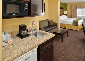 Holiday Inn Express Hotel & Suites Charlotte by IHG hotel thumbnail 8