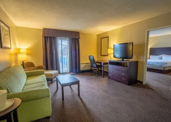 Holiday Inn Express Hotel & Suites Pittsburgh Airport by IHG hotel thumbnail 5