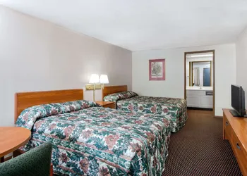 Knights Inn Pittston hotel thumbnail 4