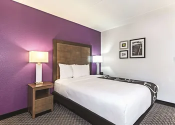 La Quinta Inn & Suites by Wyndham Columbia / Fort Meade hotel thumbnail 7