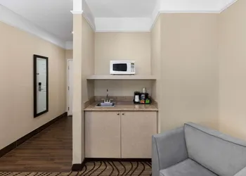 La Quinta Inn & Suites by Wyndham Houma hotel thumbnail 7