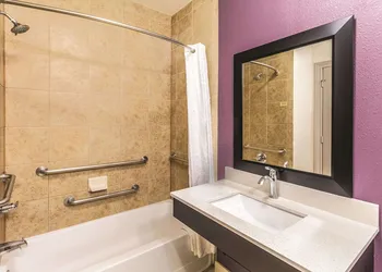 La Quinta Inn & Suites by Wyndham Mission at West McAllen hotel thumbnail 7