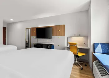 Microtel Inn & Suites by Wyndham Tulsa/Catoosa Route 66 hotel thumbnail 5