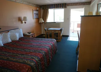 night Inn hotel thumbnail 6