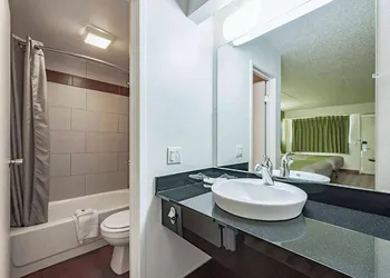 Days Inn by Wyndham Cincinnati I-71 hotel thumbnail 6