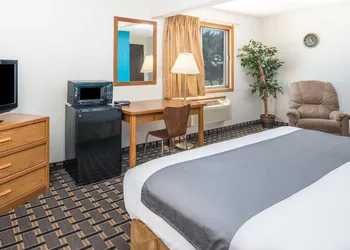 Super 8 by Wyndham Lincoln West hotel thumbnail 3
