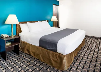 Super 8 by Wyndham Lincoln West hotel thumbnail 4