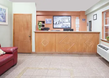 Super 8 by Wyndham Chickasha hotel thumbnail 2