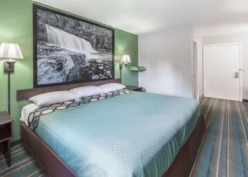 Super 8 by Wyndham Chickasha hotel thumbnail 4