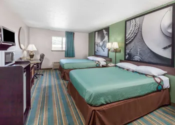 Super 8 by Wyndham Chickasha hotel thumbnail 6