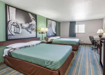 Super 8 by Wyndham Chickasha hotel thumbnail 7
